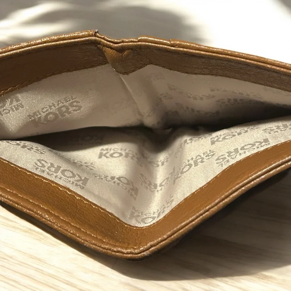Michael Kors wallet trifold - Picture 5 of 9
